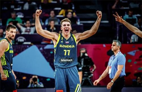 他是全场最耀眼的那个人（全场焦点尽在他一人）