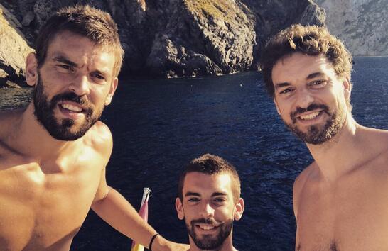 世体：德容与孔德已回国家队报到，其他巴萨球员周二陆续报到（世体：德容、孔德已回各自国家队报到，其余巴萨球员将于周二陆续报到）