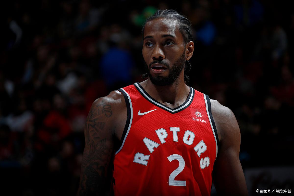 关系不错！唐斯和爱德华兹赛后热聊，爱德华兹被逗笑（赛后唐斯与爱德华兹热聊显默契，爱德华兹被逗得笑开怀）