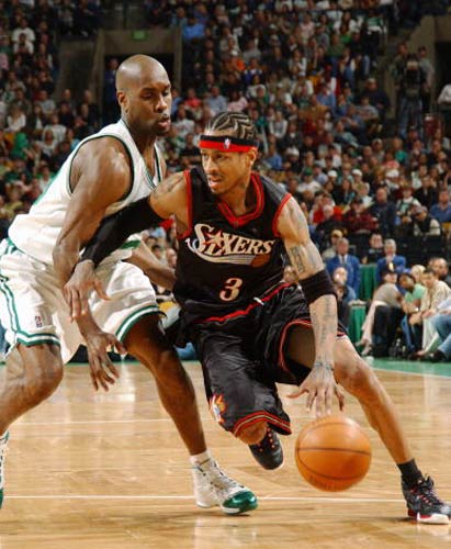 致敬老友，库里圣诞大战对阵克莱穿了对方的安踏KT11专属球鞋（圣诞大战致敬旧友：库里对阵克莱上脚安踏KT11签名鞋）