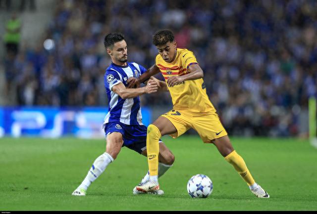 池忠国迎国安生涯200场里程碑，赛前热身获赠纪念球衣（赛前热身获赠纪念球衣，池忠国迎来国安生涯第200场里程碑）