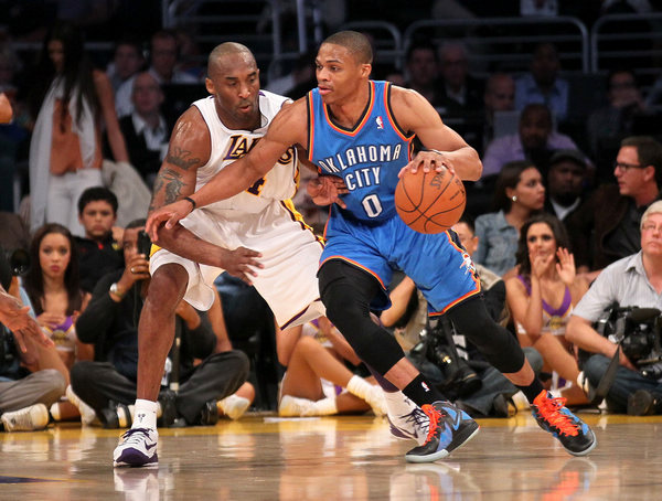 被赠送云达不莱梅印有8号的球衣，克罗斯：这是合同报价吗（收到云达不莱梅8号球衣，克罗斯打趣：这是合同报价？）