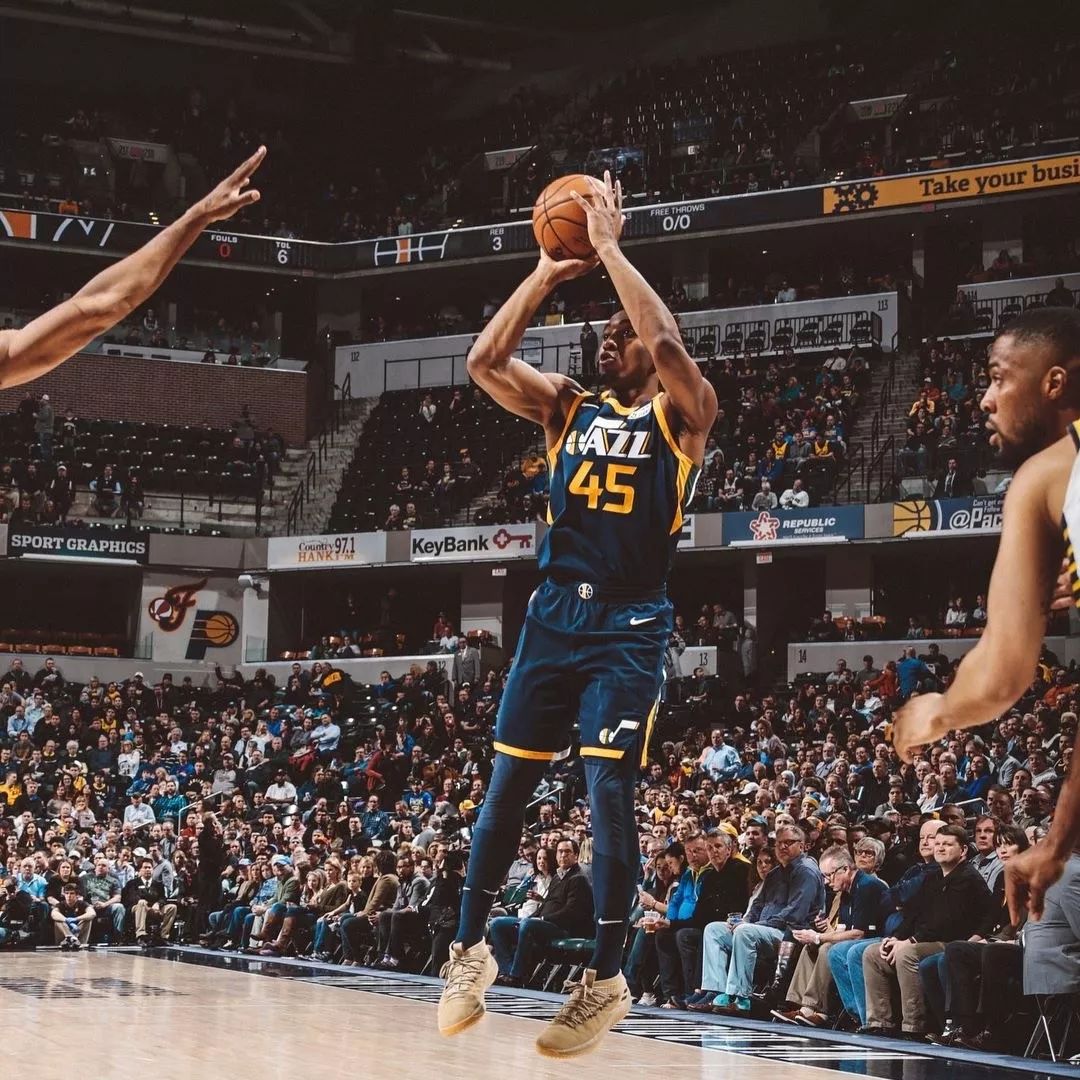 网传视频浙江U20全运会输球后被球迷训话，王钰栋摇头离开（网传浙江U20全运会失利后遭球迷当面指责，王钰栋摇头转身离场）