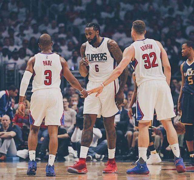 这中卫是真正的后防领袖（这名中卫才是后防线的真正领袖）