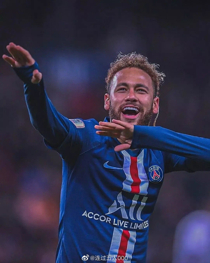 足坛年度十大新闻出炉，各界议论不断（年度足坛十大要闻揭晓，引发各界热议）