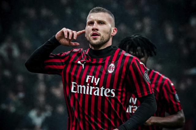 意甲第十四轮：萨索洛3-1逆转佛罗伦萨，紫百合陷入困境（意甲第14轮：萨索洛3-1上演逆转，佛罗伦萨陷入低迷）