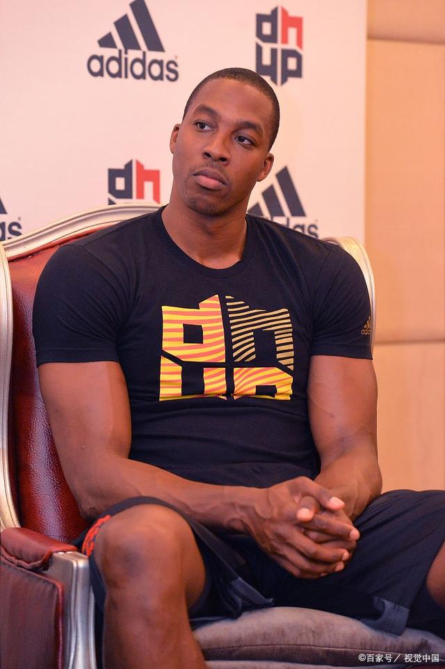 首圈，维斯塔潘起步良好抢到首位，皮亚斯特里挤进内线并过掉诺里斯上至第2，诺里斯第3。（首圈：维斯塔潘强势领跑，皮亚斯特里内线超车升至第二，诺里斯第三）