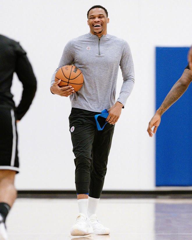 不在状态！杰伦威半场11中4拿到8分6板5助1断（杰伦威半场低迷：11投4中拿下8分6板5助1断）