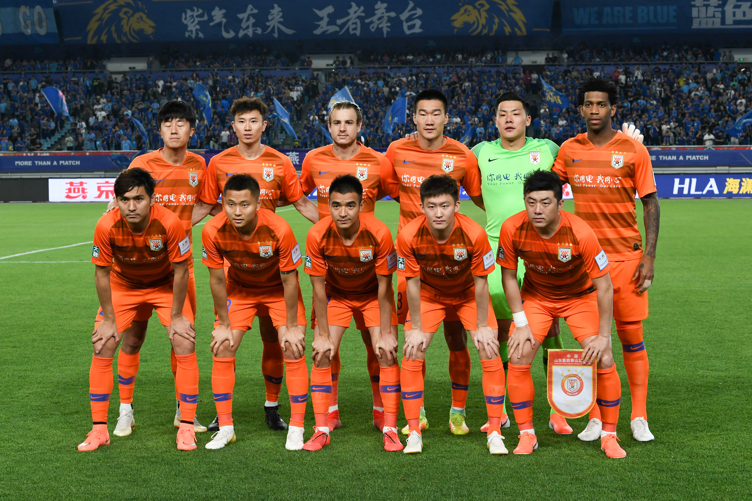 老队友见面，埃泽和奥利塞赛后交换了球衣（旧友重逢：埃泽与奥利塞赛后互换球衣）