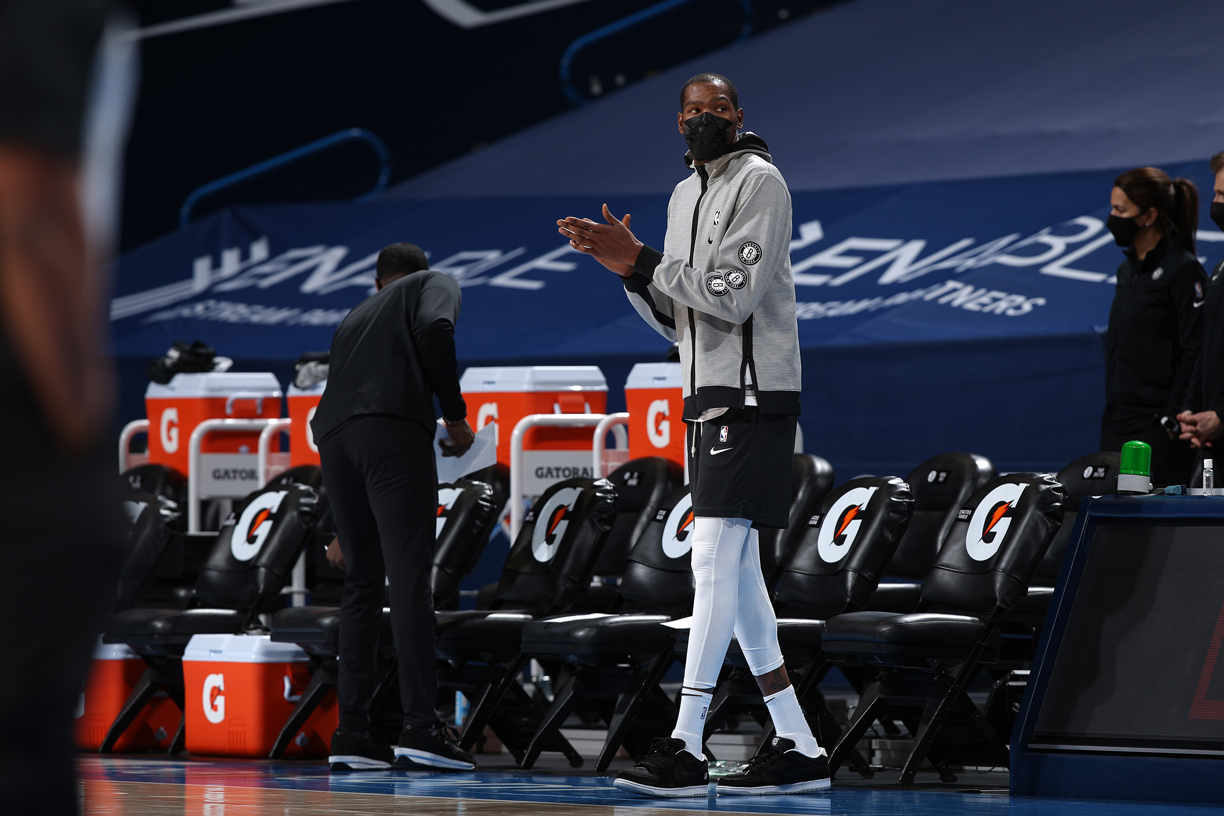 芬奇：前三节球队进攻挣扎 末节顶住了压力海兰德迪文打得很棒（芬奇：前三节进攻受阻，末节顶住压力，海兰德与迪文发挥出色）