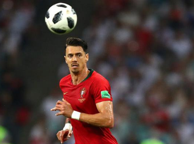 孔德数据：2次射门上演梅开二度好戏，97次传球3次抢断（孔德闪耀：两脚射门收获梅开二度，97次传球外加3次抢断）